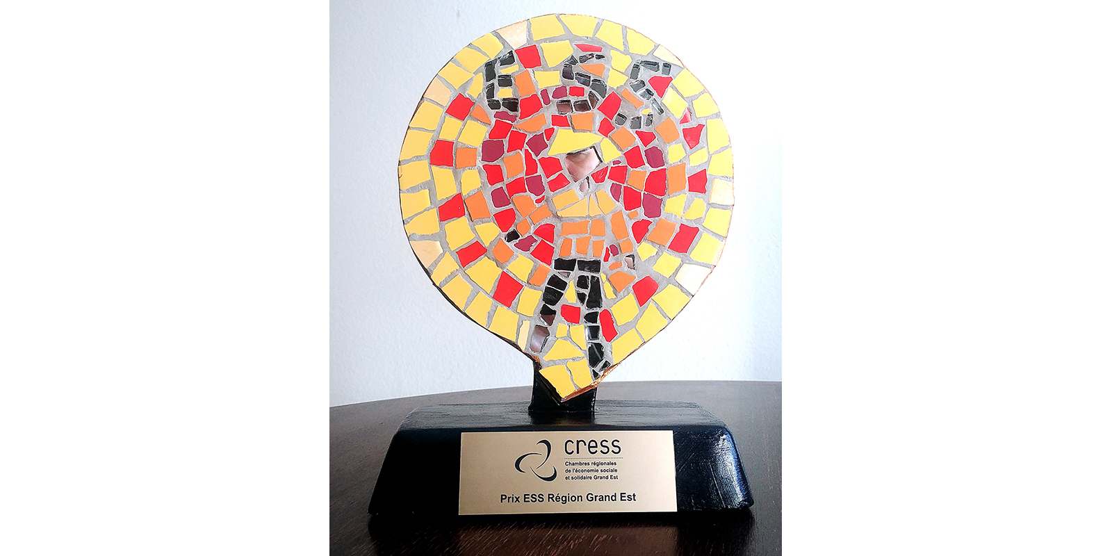 Les plasticiens réalisent deux trophées